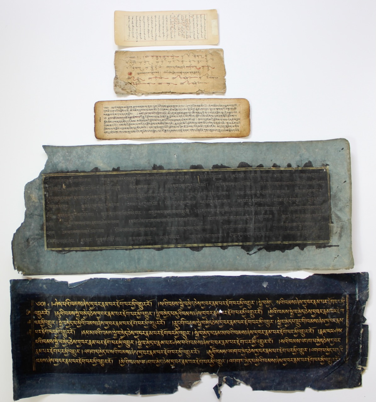 Lot of 5 leaves in Tibetan and Uighur scripts. Early to late19th Century. Lot of 5 leaves in Tibetan and Uighur scripts. Early to late19th Century.